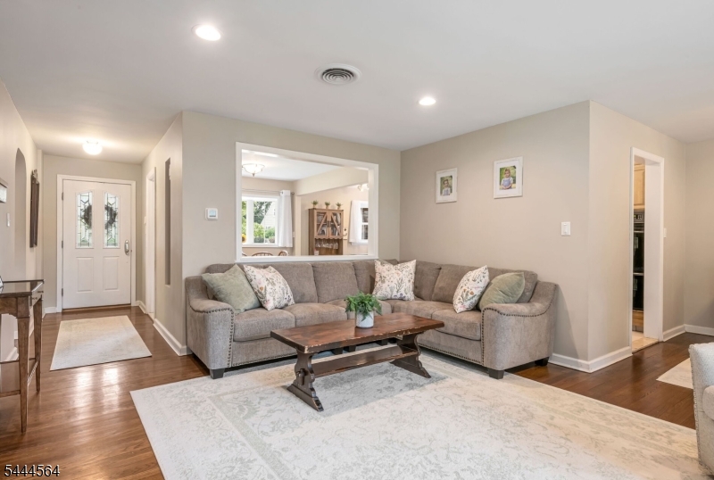 15 Kingwood Dr