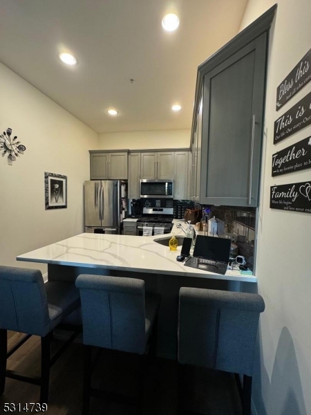 183 Garibaldi Ave 102