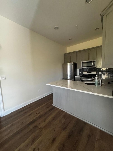183 Garibaldi Ave 102