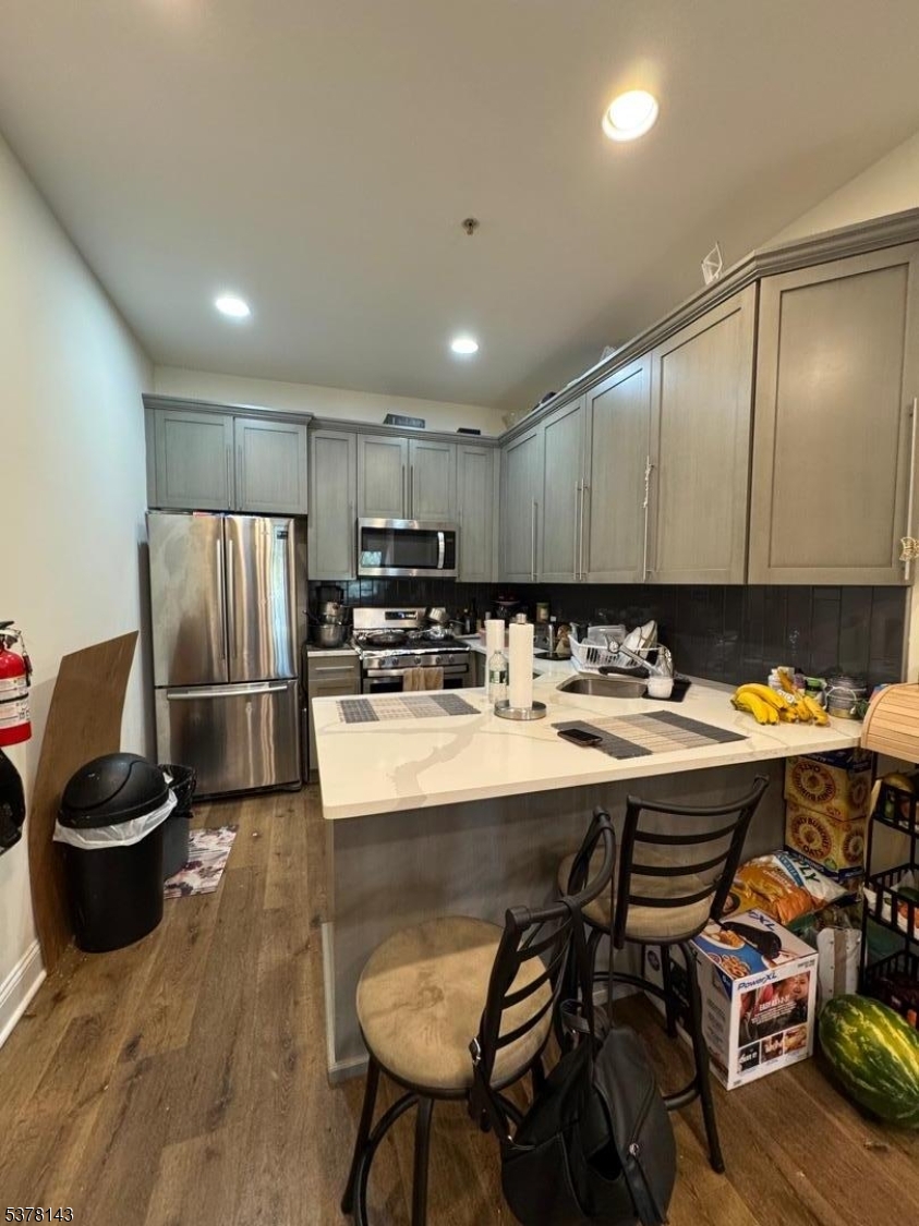 183 Garibaldi Ave 102