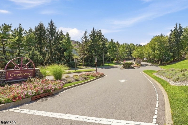 10 SMITH MANOR BLVD 607