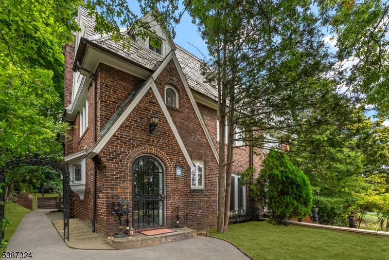 14 Upper Mountain Ave