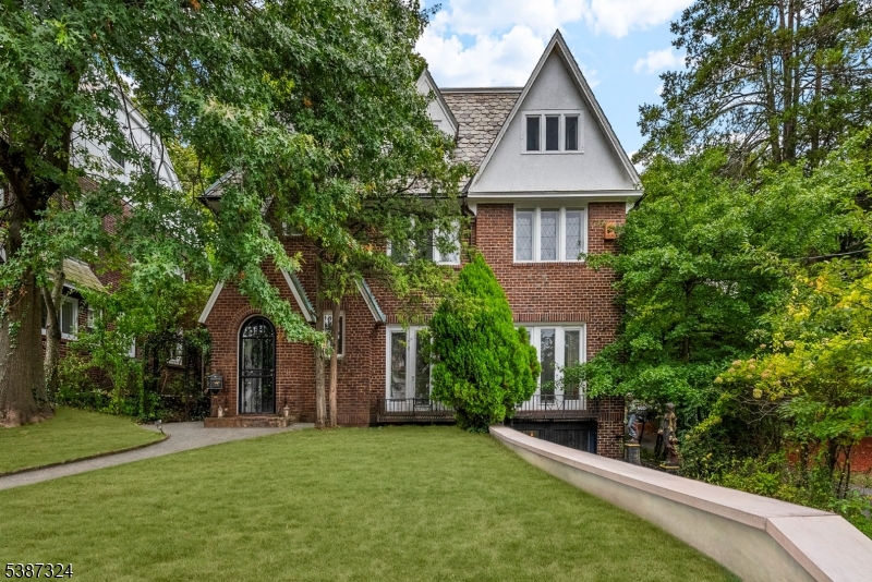 14 Upper Mountain Ave