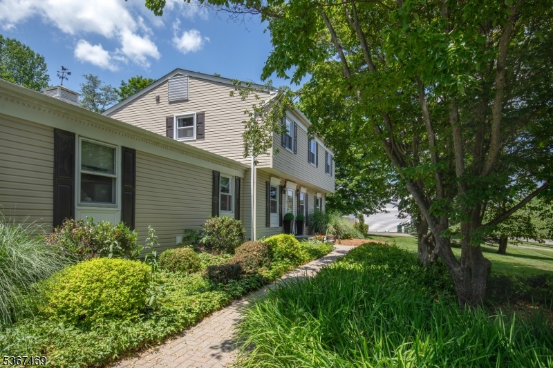 18 Falcon Ln