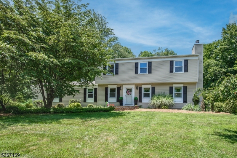 18 Falcon Ln