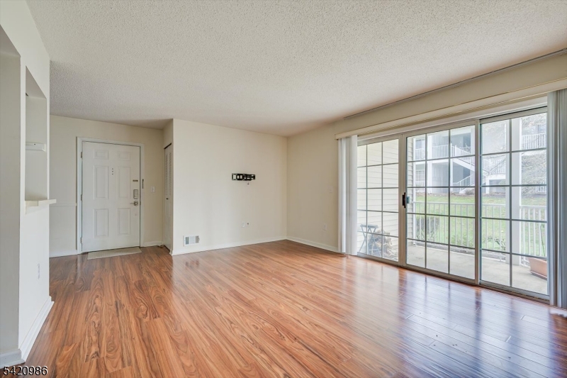 69 Amberly Ct