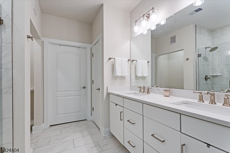 2 Vanderbilt Blvd 106
