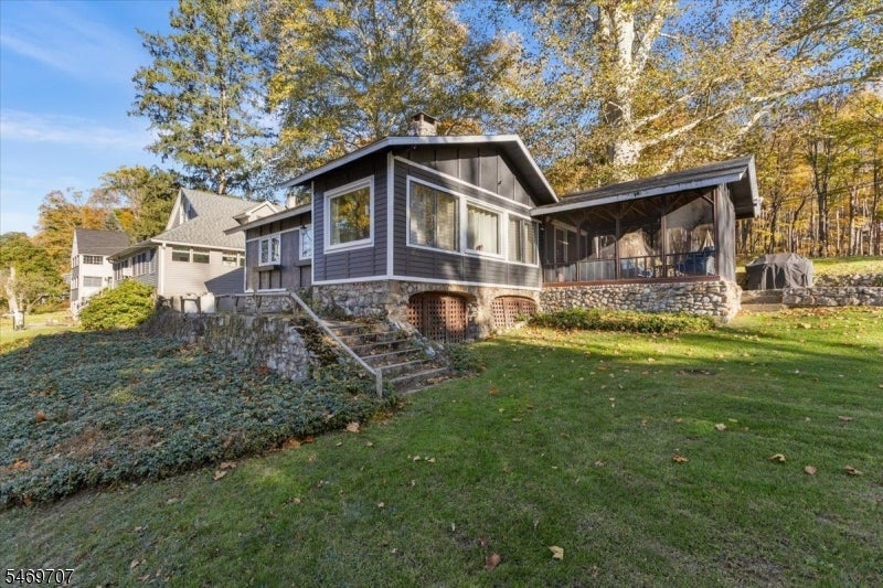 32 Lakeside Dr