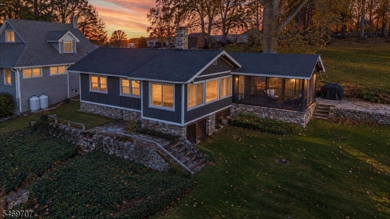 32 Lakeside Dr