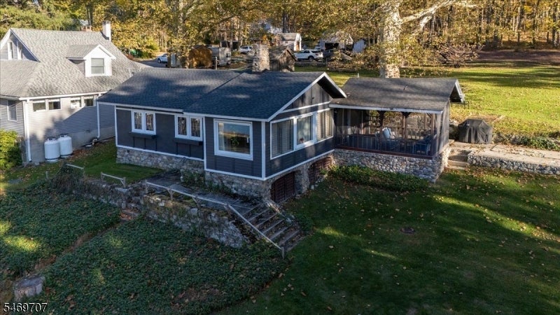 32 Lakeside Dr