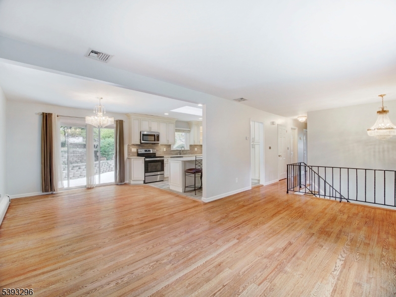 18 Upper High Crest Dr