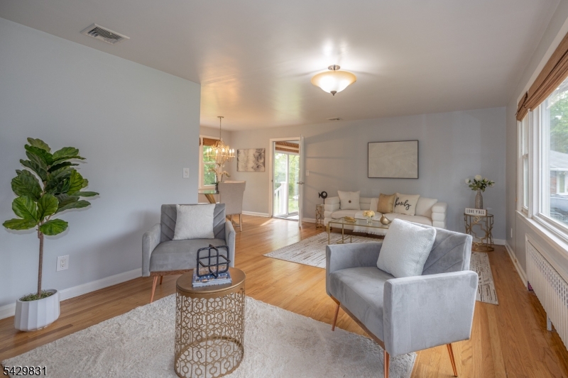 14 Meadowbrook Ln