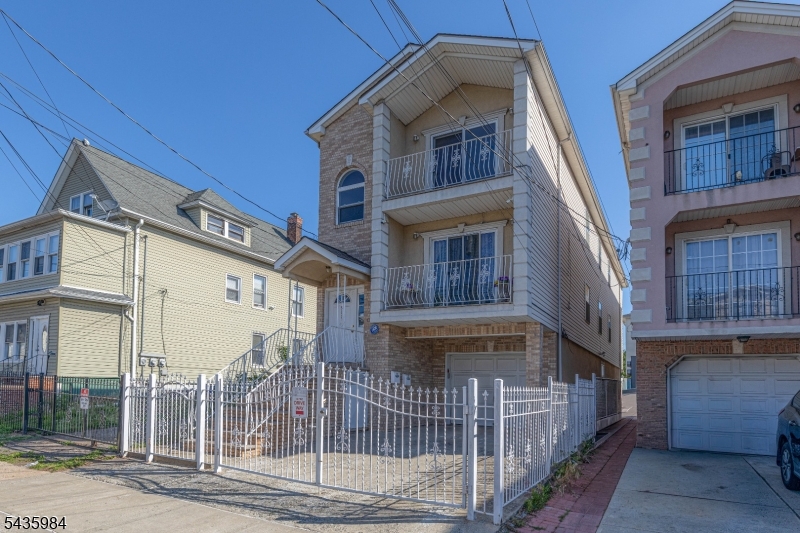 911 Flora St