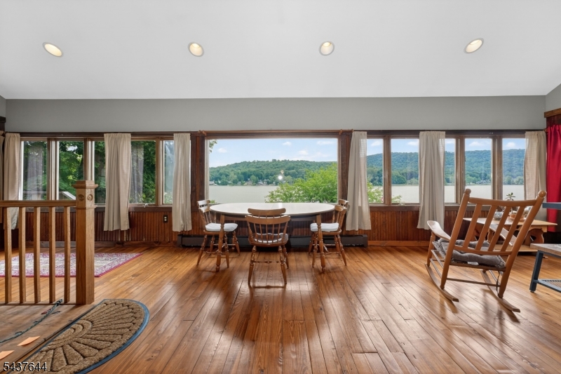 138 Lakeside Dr, West