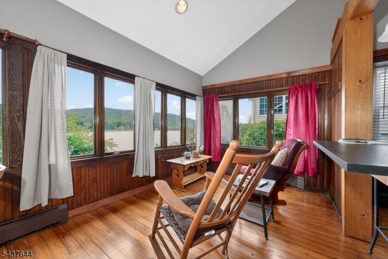 138 Lakeside Dr, West