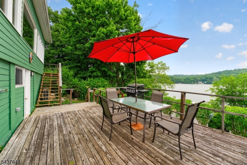 138 Lakeside Dr, West