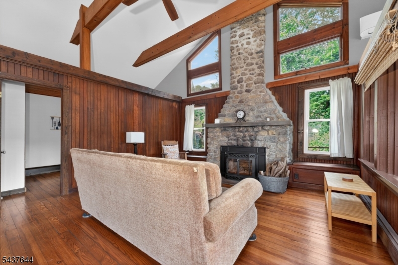 138 Lakeside Dr, West