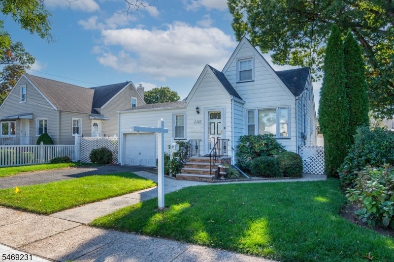 2307 Dewitt Ter