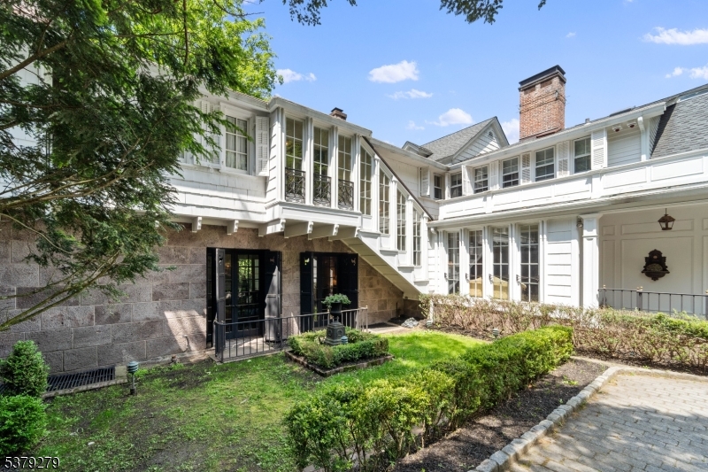 9 E Saddle River Rd