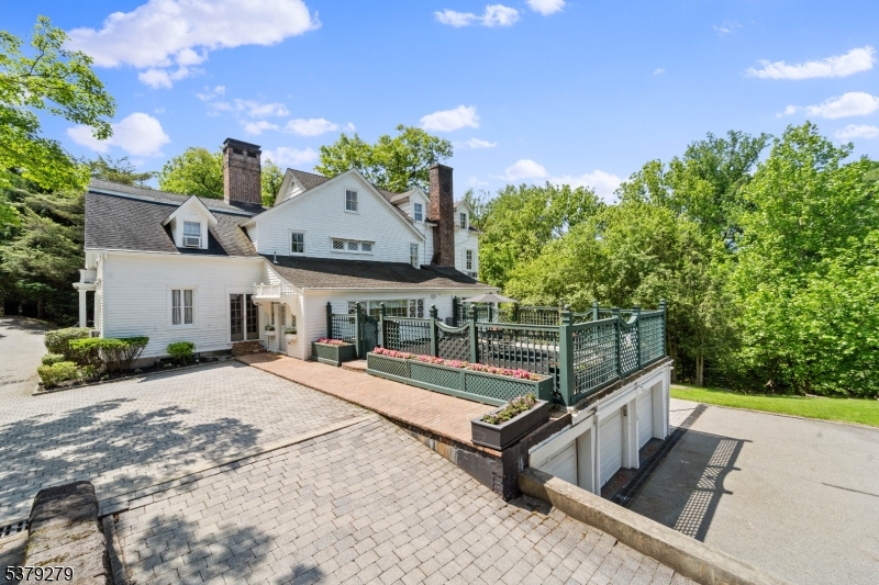 9 E Saddle River Rd