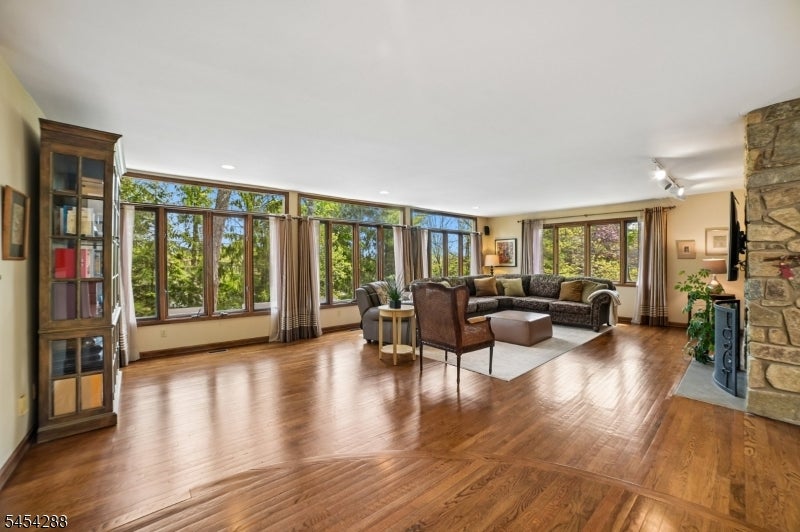 11 Hawthorne Ct