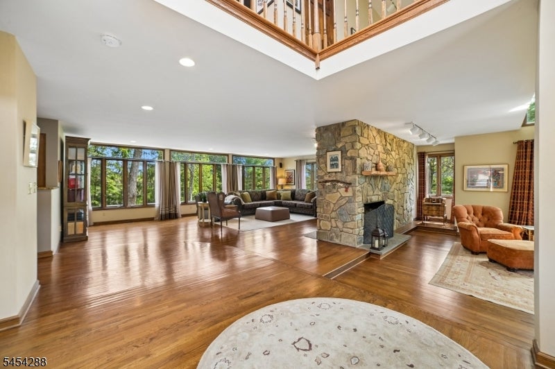 11 Hawthorne Ct