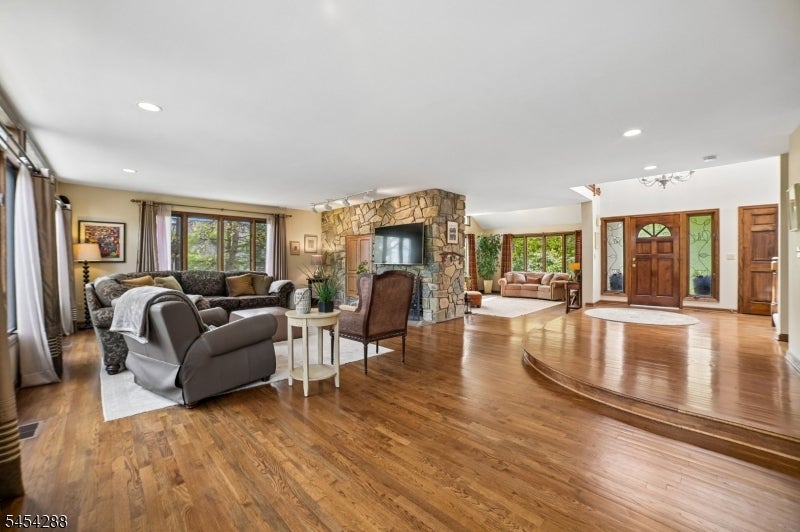 11 Hawthorne Ct