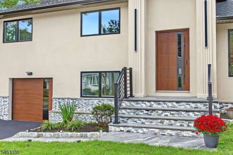 38-28 Brookside Ave