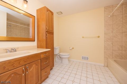 7 Lake Ct Raritan Twp. NJ 08822