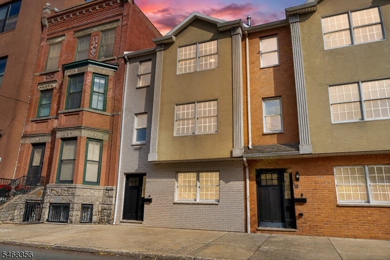 16 E Kinney St