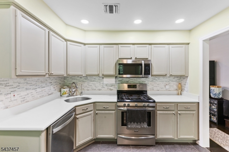 19 Schindler Dr