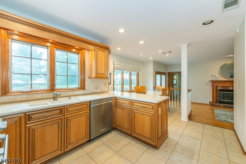 10 Earhart Dr