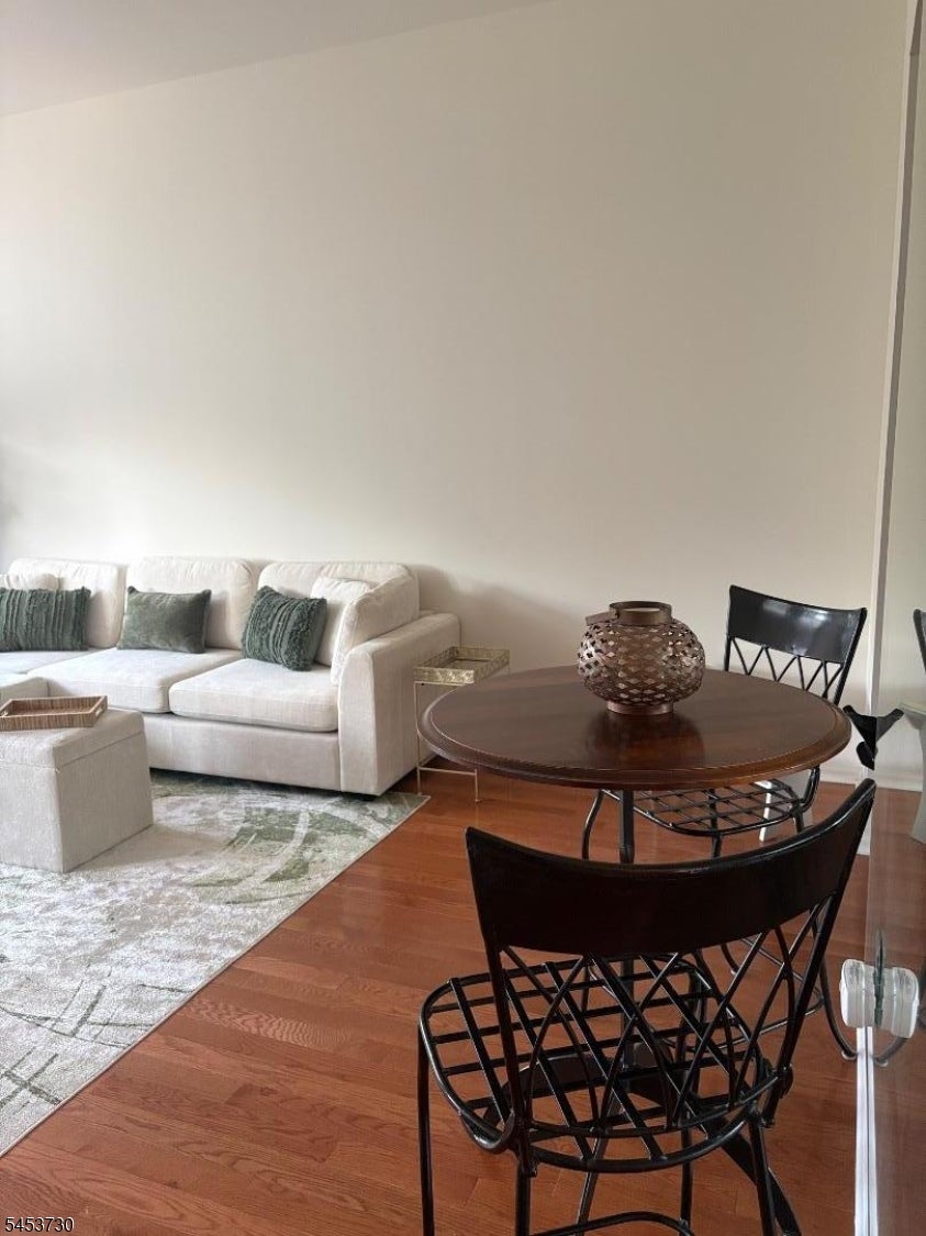 240 Main St 305