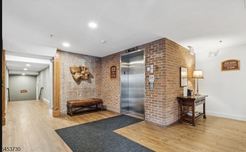 240 Main St 305