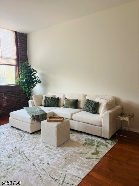 240 Main St 305