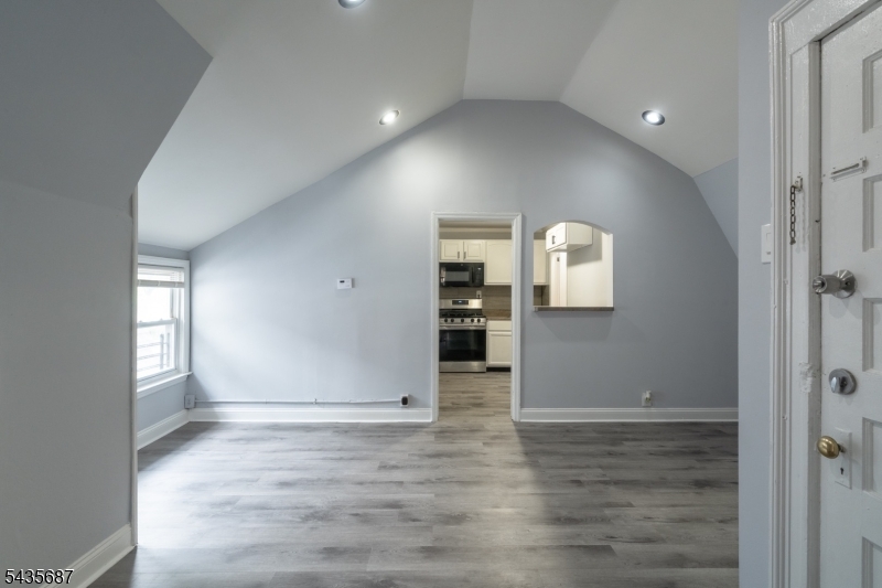 105 Shepard Ave, Apt 3 3