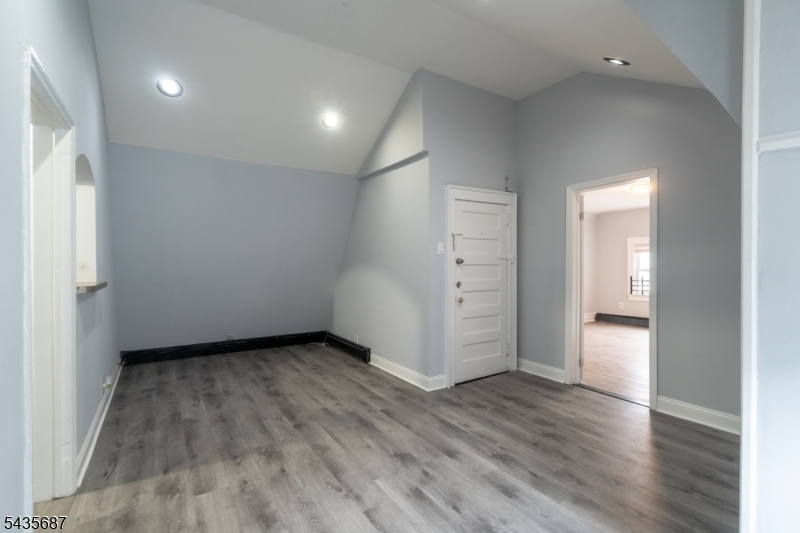 105 Shepard Ave, Apt 3 3