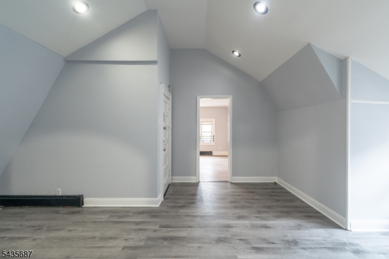 105 Shepard Ave, Apt 3 3
