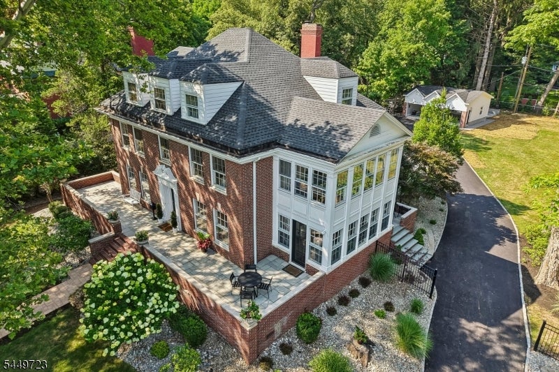 323 Montrose Ave
