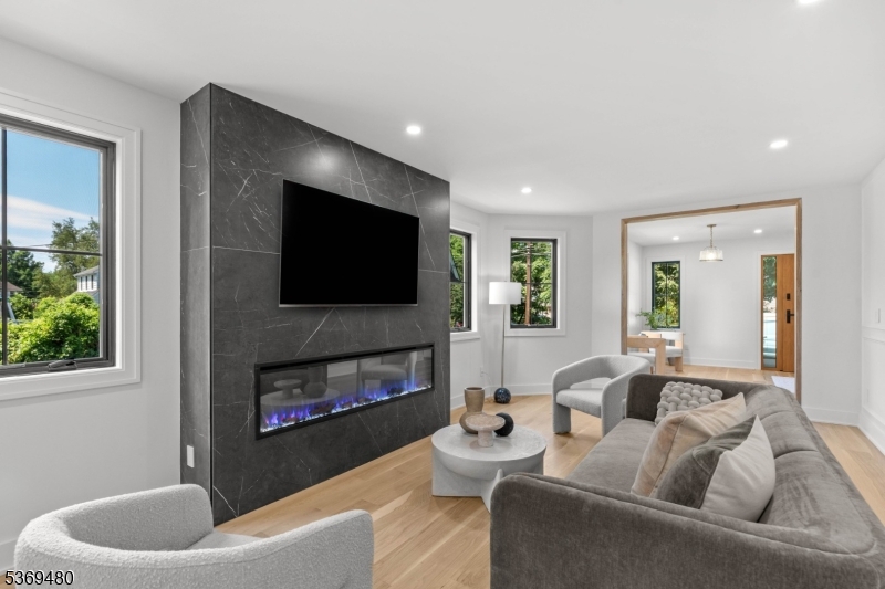 123 Willowdale Ave