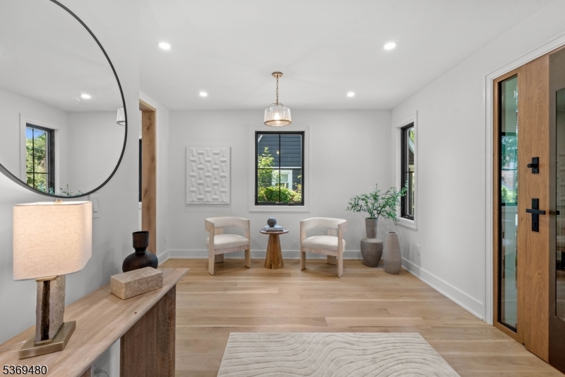 123 Willowdale Ave