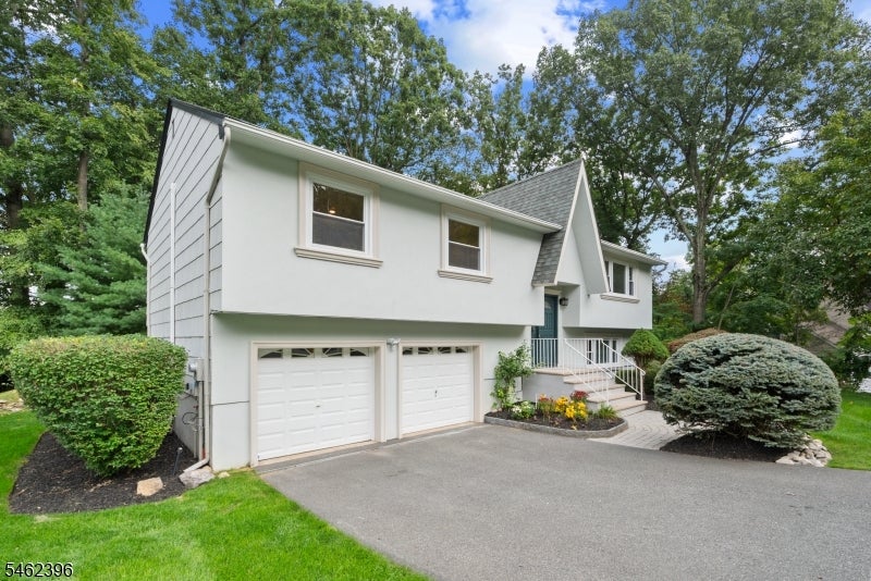 39 William Dr