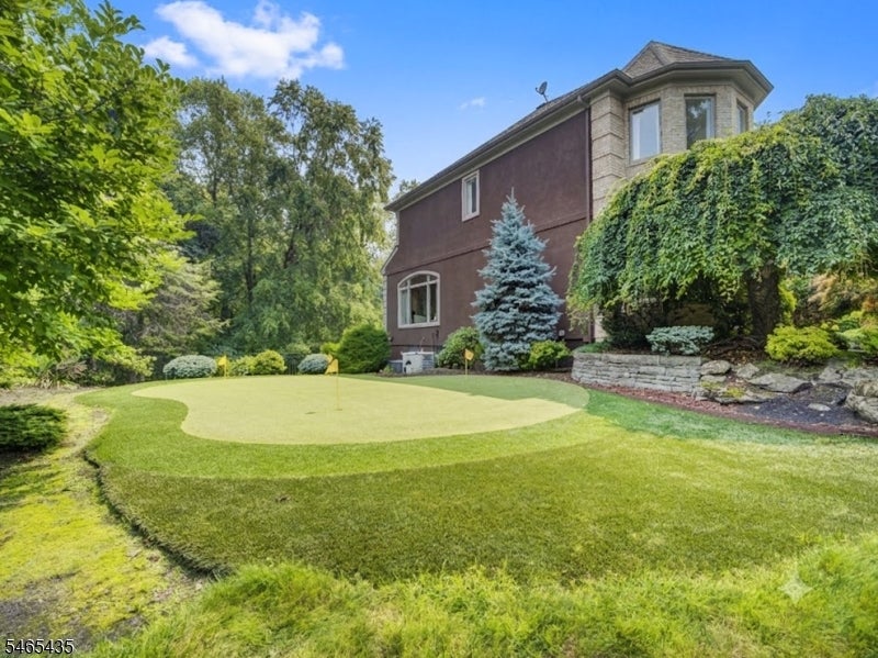 34 Jarombek Dr