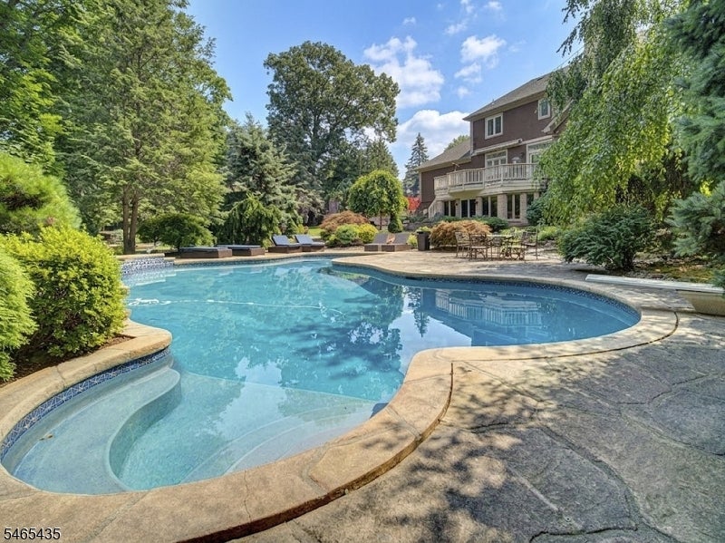 34 Jarombek Dr