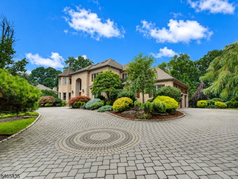 34 Jarombek Dr