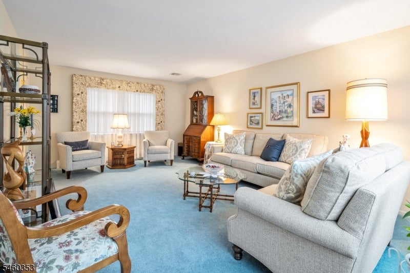 3 Bridle Ln