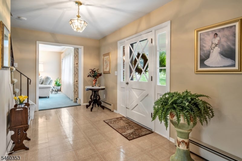 3 Bridle Ln