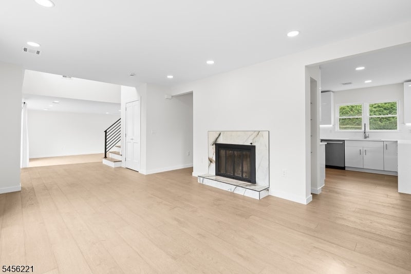 2-25 Kenneth Ave