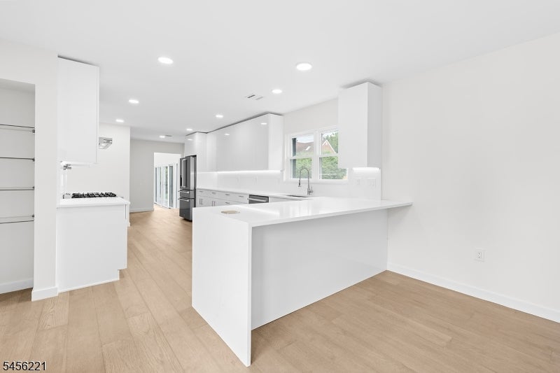 2-25 Kenneth Ave