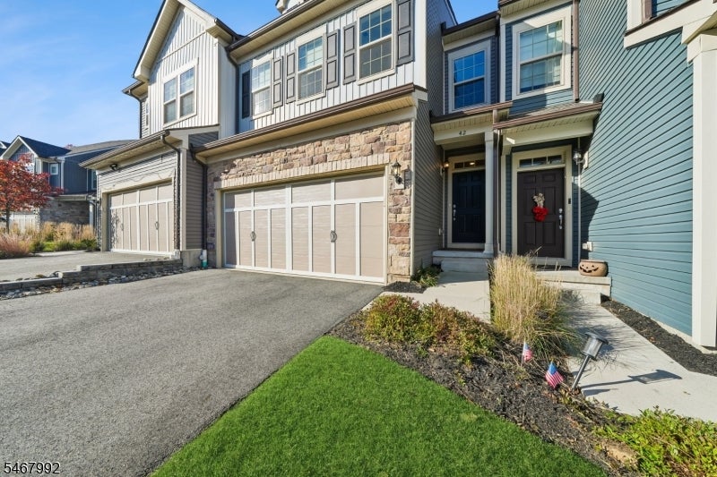 42 Dahlia Dr